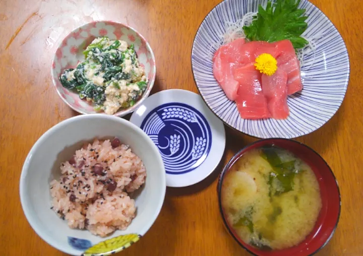 ３月８日　お赤飯　鮪のお刺身　ほうれん草の白和え　わかめと山芋のお味噌汁|いもこ。さん