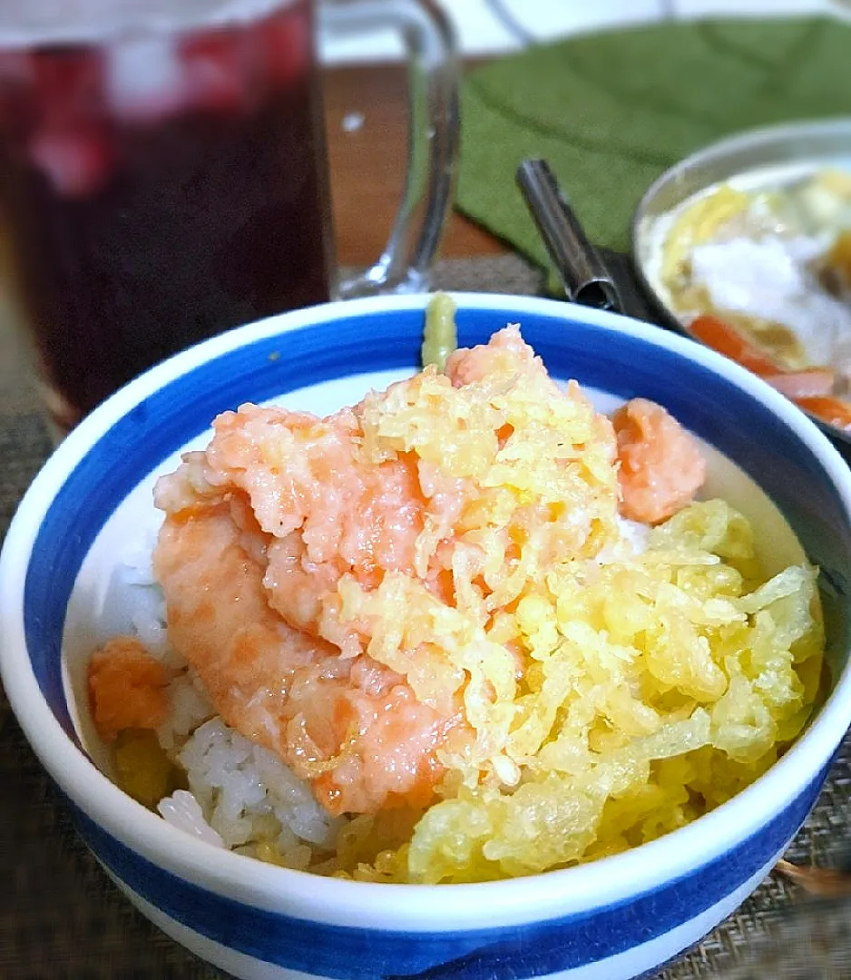 Snapdishの料理写真:サーモンたたき丼|hiroyoさん