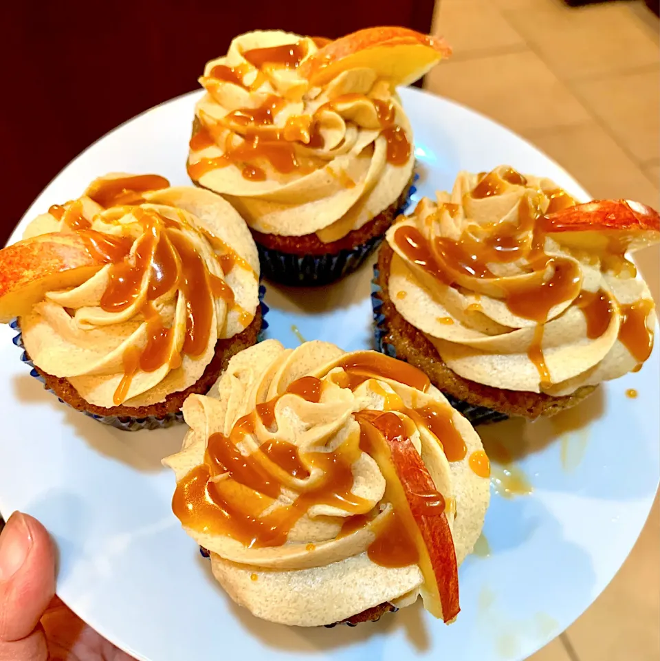 Homemade Apple Spice Cupcakes with Salted Caramel Frosting 😋😋😋|Alma's Home Kitchenさん