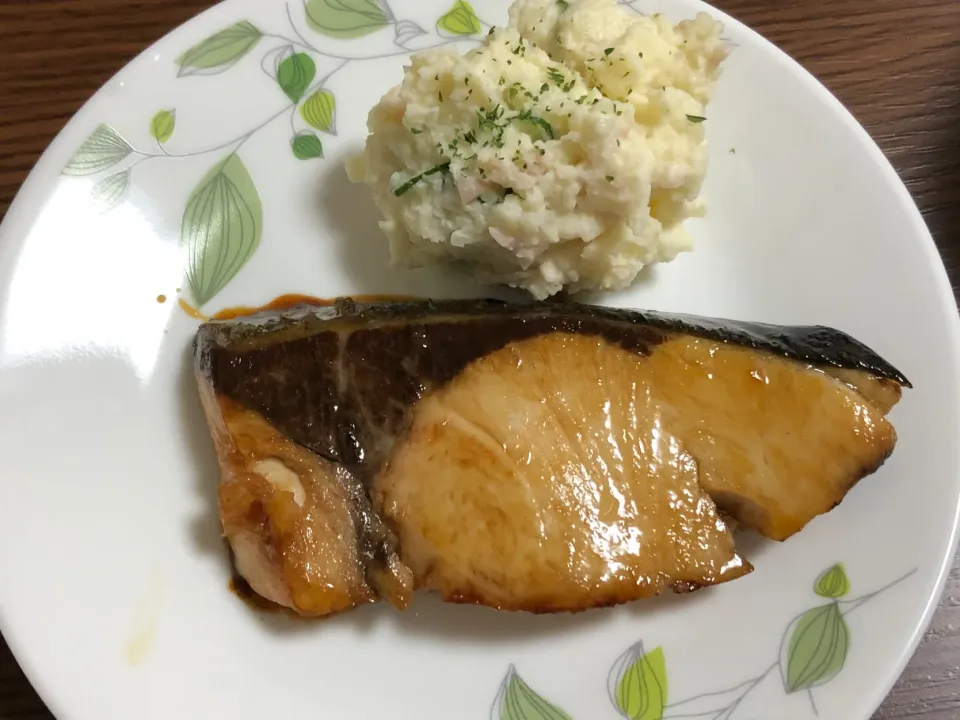 Snapdishの料理写真:鰤の照焼とモニターでいただいたドレッシングでポテサラ|シェイラさん