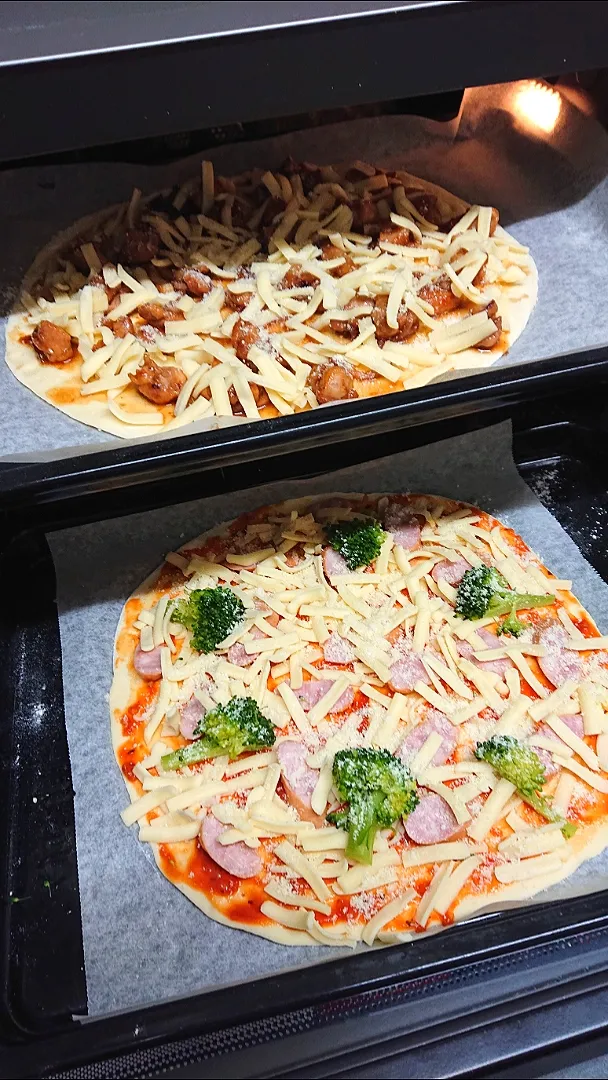 照り焼きチキン&ウインナーとブロッコリーのピザ🍕|しほさん