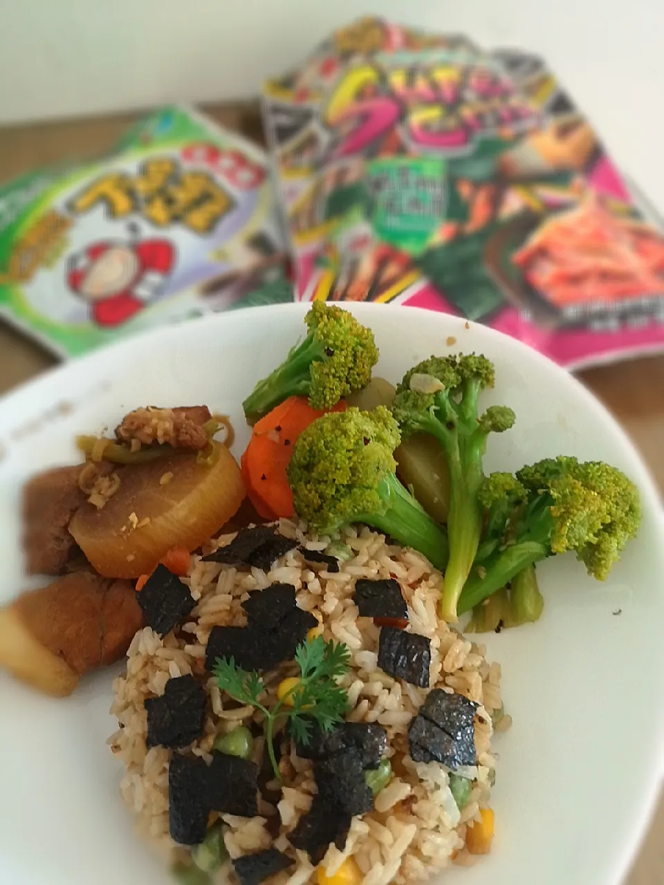 Snapdishの料理写真:Plate of fried rice with veggies and TKN seaweed, stir-fried vegetables, stewed pork|Nhiさん