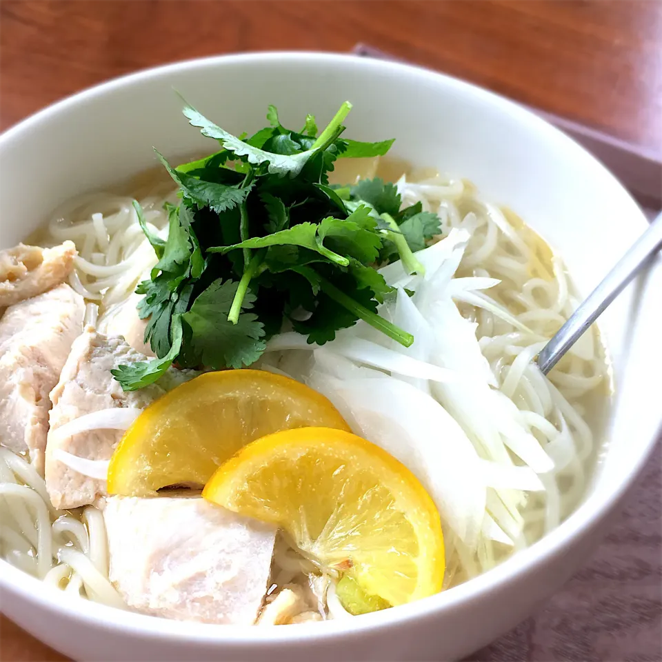 Snapdishの料理写真:鳥のフォー風煮麺🐥🍜|べべべさん