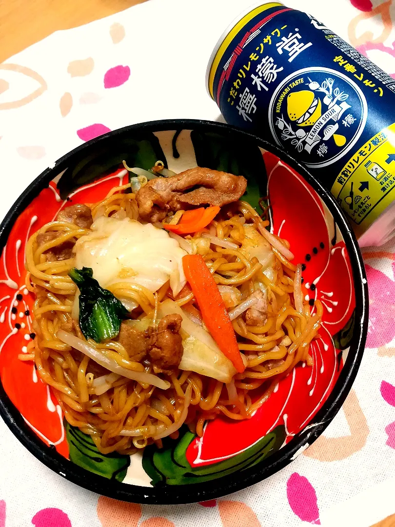 Snapdishの料理写真:休日ランチ #お花見のつもり #焼きそば|tamakiさん