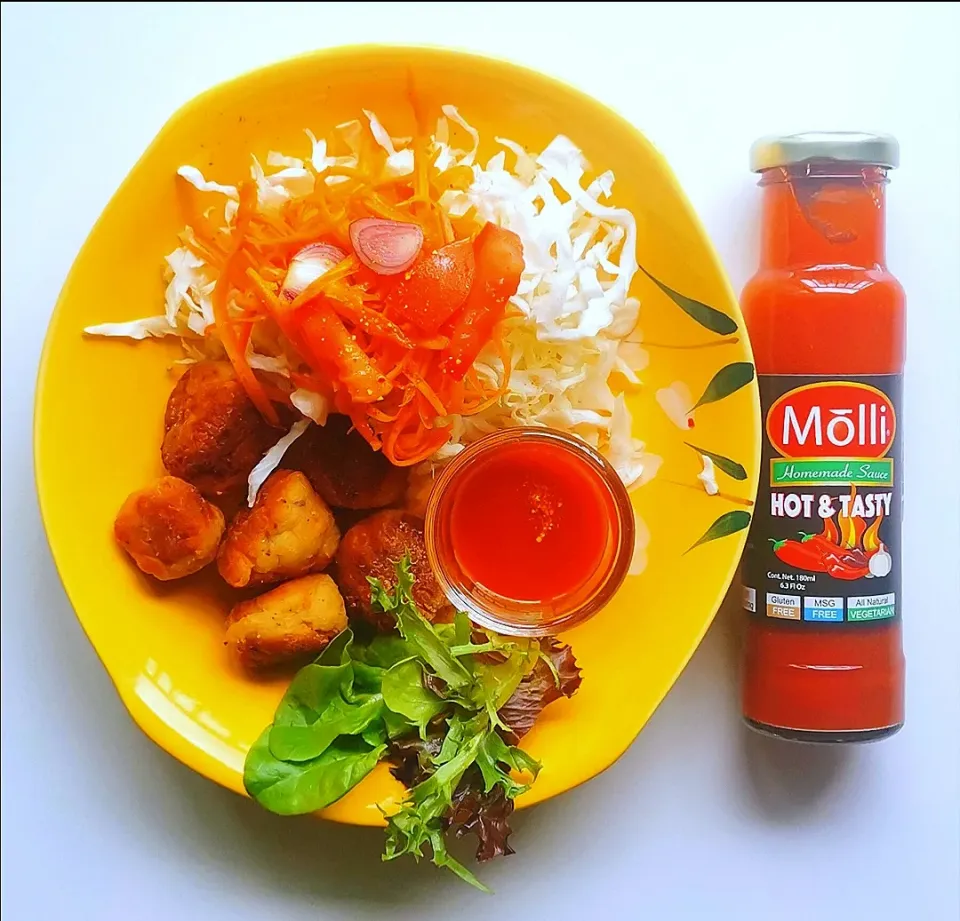 Chicken meatballs with fresh cabage and Thai carrot salad with Hot & Tasty Molli Hot Sauce|Jorge Bernal Márquezさん