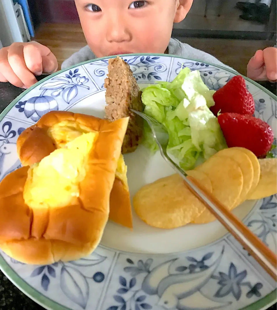 Snapdishの料理写真:孫ちゃん一人お泊まりした朝ごパン|シュトママさん