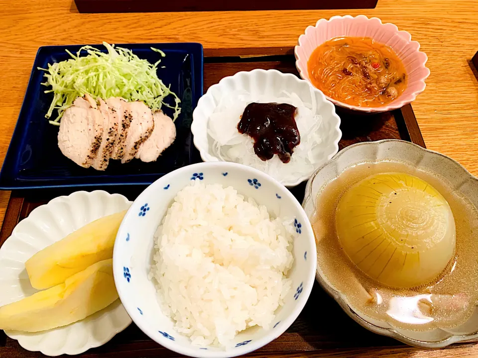 我が家の晩ごはん🍚鶏ハム、玉ねぎスープ、新玉ねぎ酢味噌かけ、🍎|いちごさん