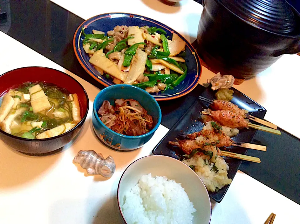 茹でたての筍を使って青椒肉絲と飲食店応援で鳥の王様でつくねと柔らかレバーをテイクアウト。お味噌汁は豆腐とお揚げさんと昆布そうめんで晩御飯|Takeshi  Nagakiさん