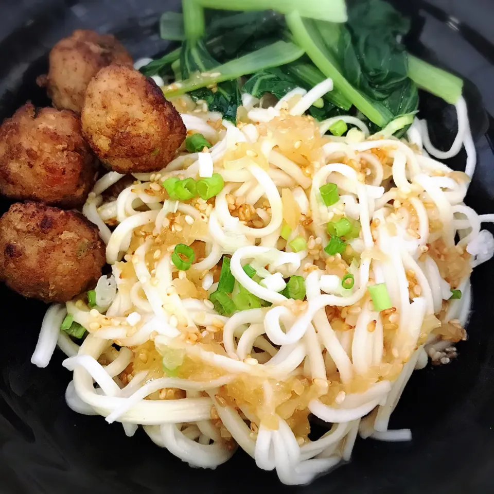 Dan Dan noodles with deep fried meatballs drizzled with a sesame sauce|mini by minitさん