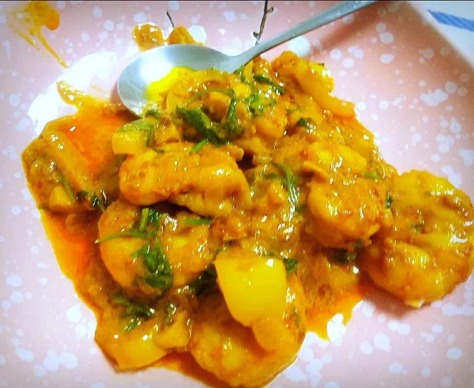 Tangy prawn meat + Diced yellow pepper plopped in a creamy seafood sauce; garnished with sprigs of coriander...
#MadeInChina #HeartSeaFood #Prawn #MryDiner #Mar|M³rryTast³s♡さん