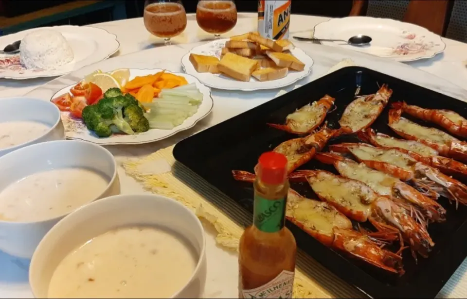 🦐 Baked Cheese  Prawns 
🍵 Mushroom soup
🥗 Salads 
🍞 ginger bread|ģřãçîöůşさん