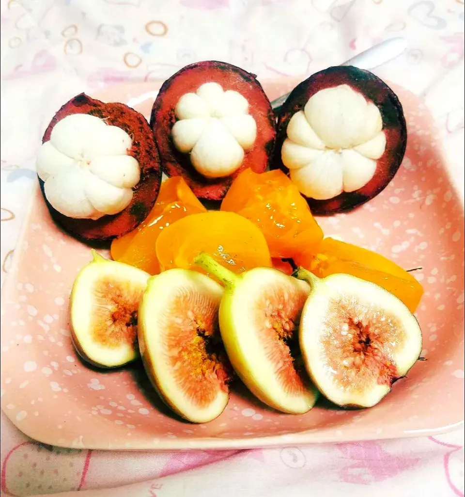 Fruit Medley _ Mangosteen + Perisimmon + Fresh fig ♡ 
#China #FruitSeason #Yummy #MerryTastes #MaryTastings #MryDiner #2019|M³rryTast³s♡さん