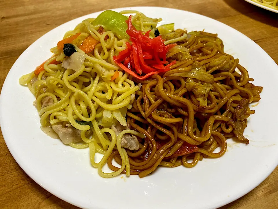 Snapdishの料理写真:塩とソース焼きそば😁ハーフ&ハーフ|かおちゃんさん