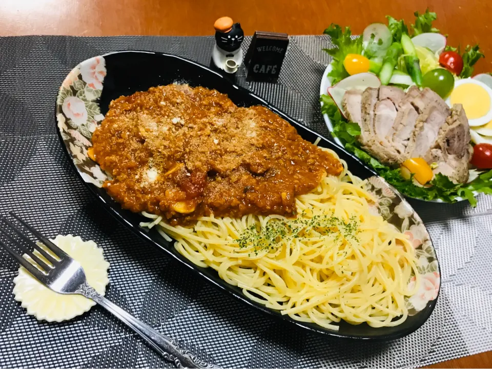 Snapdishの料理写真:「ミートソースパスタ」と「ローストポークのサラダ」|バシュランさん