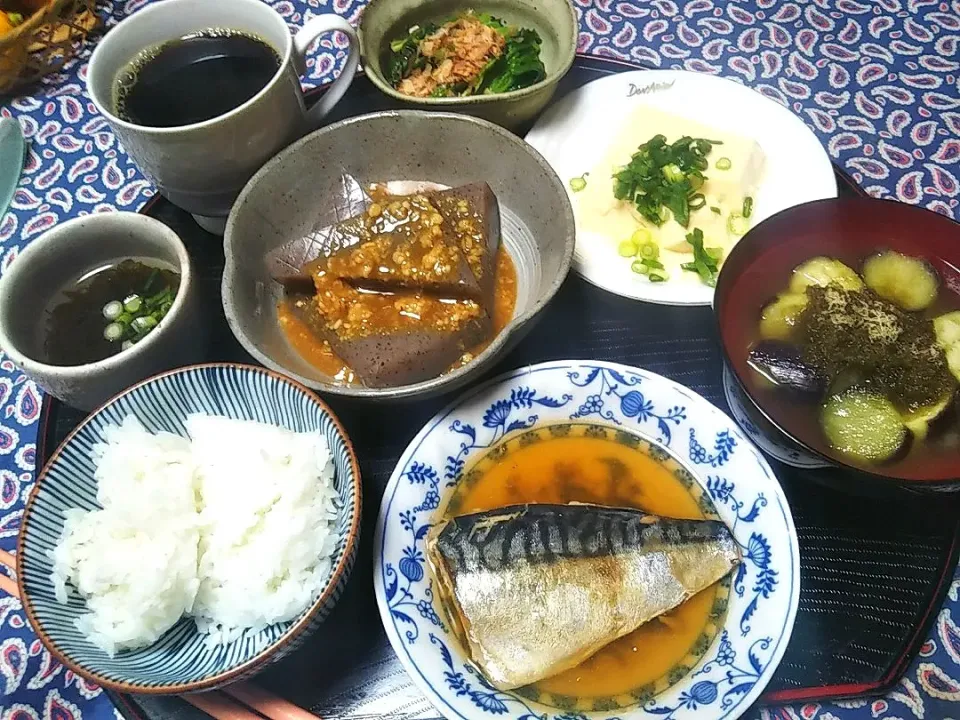 Snapdishの料理写真:よねばーばの朝ごはん
鯖の味噌煮
蒟蒻の味噌田楽
茄子ととろろ昆布の味噌汁
たまご豆腐
ほうれん草の鰹節合え
もずく酢
コーヒー
白米ご飯|yoneばーばさん