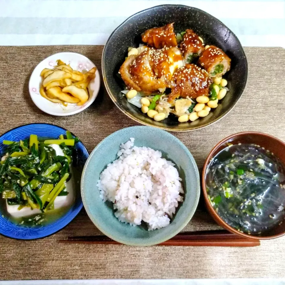 パパさんの健康夕食
高野豆腐の肉巻きいんげんの肉巻き大豆と温野菜添、にら豆腐、しじみスープ、7分突き雑穀ご飯と菊芋の味噌漬け|うるちゃんママさん