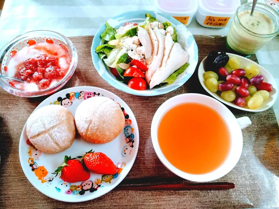 Snapdishの料理写真:パパさん朝食
いちご酵母パン、オニオンスープ、チキンハムとシーザーサラダ、ぶどうドライプルーン、自家製ヨーグルトのいちごバナナコンフィチュール添|うるちゃんママさん