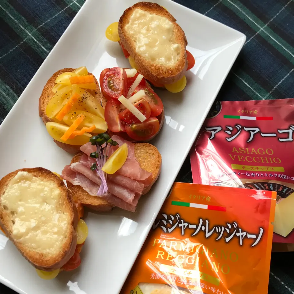 🧀生ハムプチトマト 🍅サンドのチーズトースト🥪と　赤と黄色のブルスケッタ、生ハムクロスティーニ🥖|Hollyさん