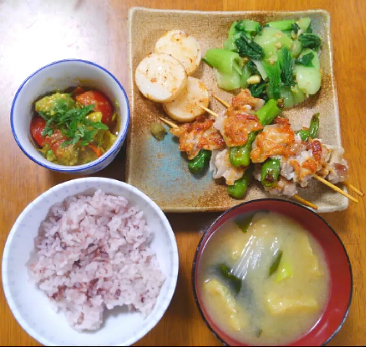 ３月１１日　豚肉とししとうの串焼き　チンゲン菜のナムル　山芋の炒め物　トマトとアボカドのわさび醤油和え　ねぎと油揚げとわかめのお味噌汁|いもこ。さん