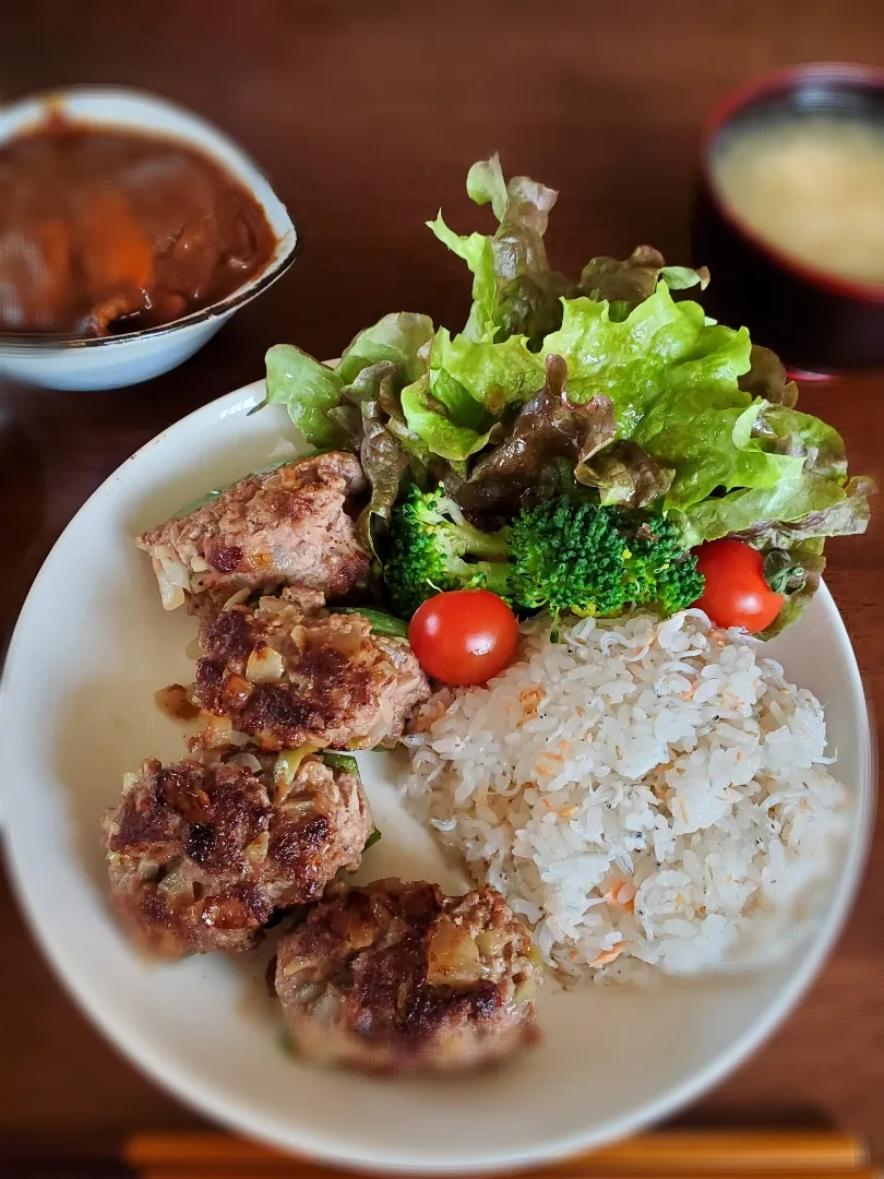 Snapdishの料理写真:お昼ゴハン☺ピーマンの肉詰めビーフソース✨|ナッツさん