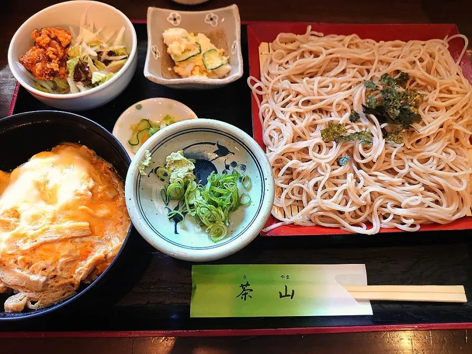 今日はお蕎麦屋さんで、ランチ☀️🍴
ミニ丼🍜、小鉢、サラダ付で880円✨|yokoさん