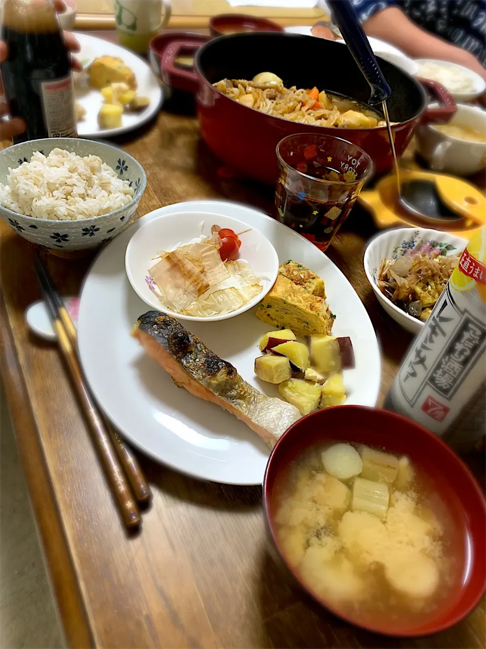 酒の塩焼き・肉じゃが・さつま芋サラダ・ネギとしらすの卵焼き・焼きなす・新玉サラダ・味噌汁・もち麦ご飯|ちびろ菌さん