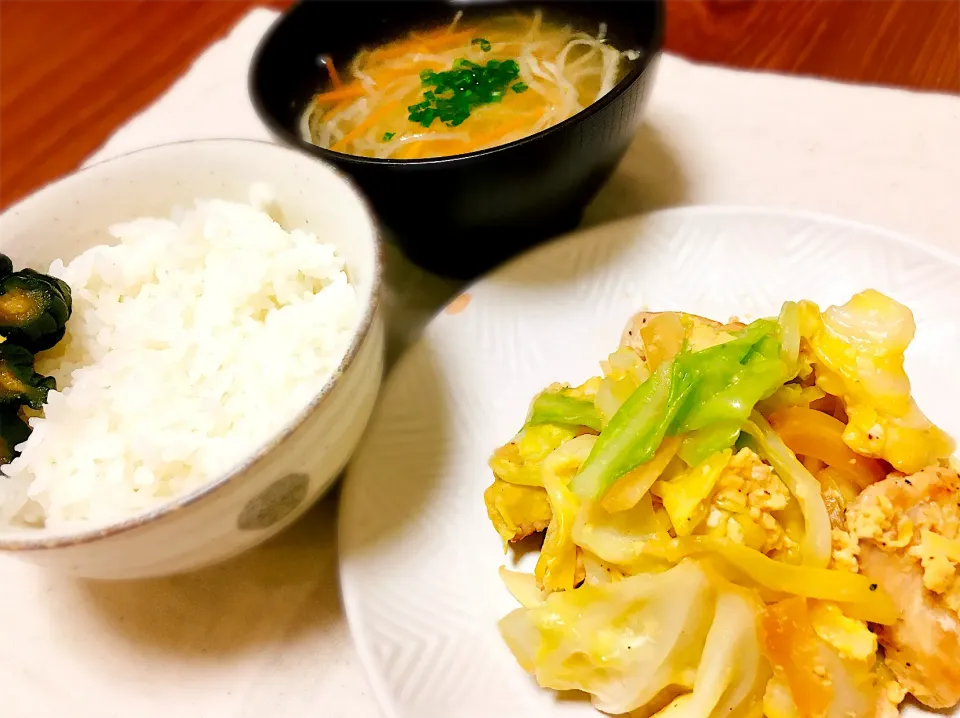 鶏むね肉とキャベツの炒め物、切り干し大根のお味噌汁🌱|momoさん