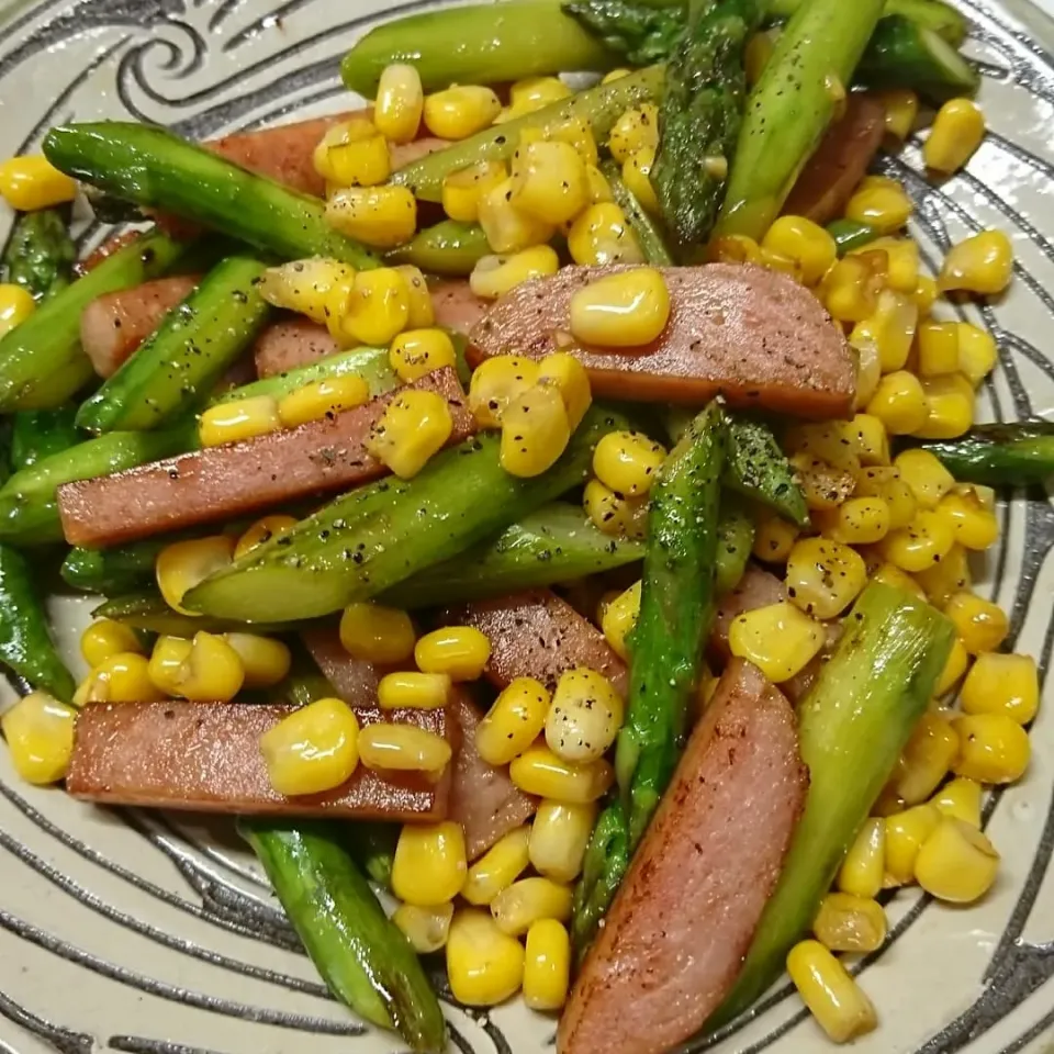 Snapdishの料理写真:アスパラ、スパム、コーンのバター醤油炒め🌽|しまだ ちえこさん