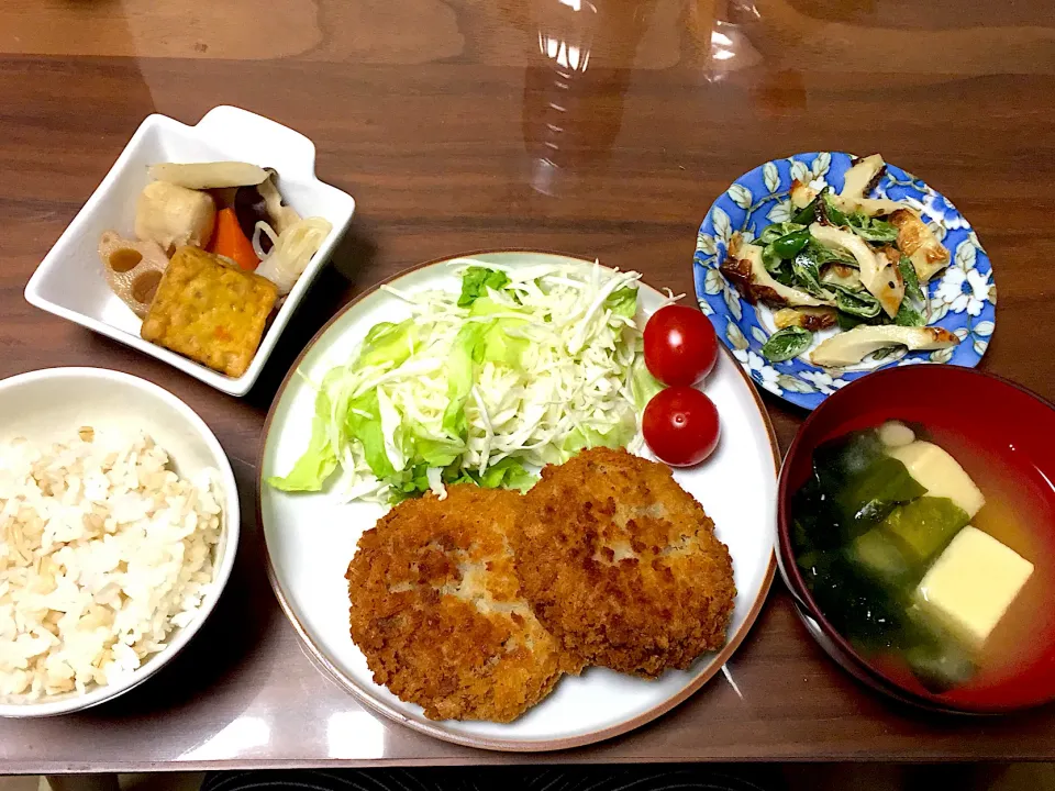 業スーメンチカツ 業スー和風野菜ミックスの煮物 ちくわとピーマンの和え物 高野豆腐とわかめの味噌汁|おさむん17さん