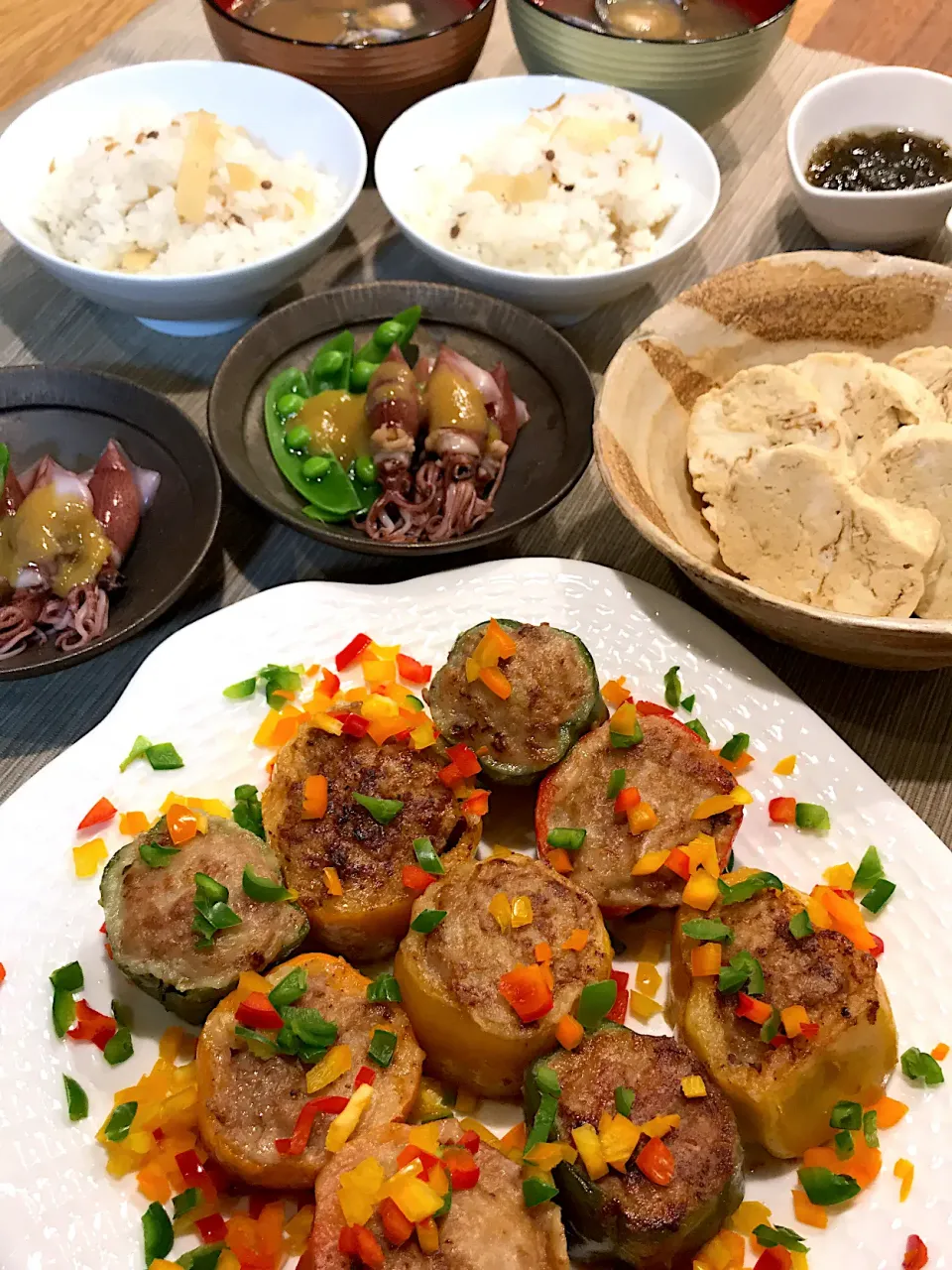 カラーピーマンの肉詰め、ホタルイカとえんどうの酢味噌和え、白味の卵焼き、ちりめん山椒入りの竹の子ご飯|yukinnkoさん