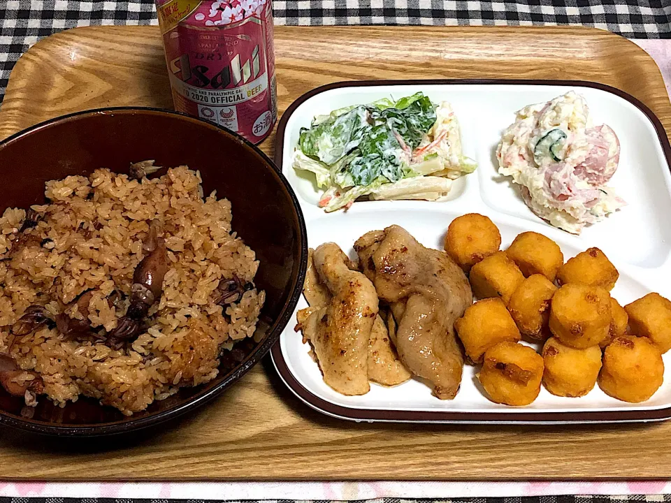 ☆ホタルイカの炊き込みご飯 ☆鶏皮炒め ハッシュドポテト ☆マカロニサラダ ☆ポテトサラダ ☆ビール🍺|まぁたんさん