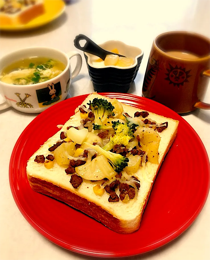 山本真希さんの料理 じゃがいもとひき肉のオイケチャ炒めで、朝ごパン|もっさんさん