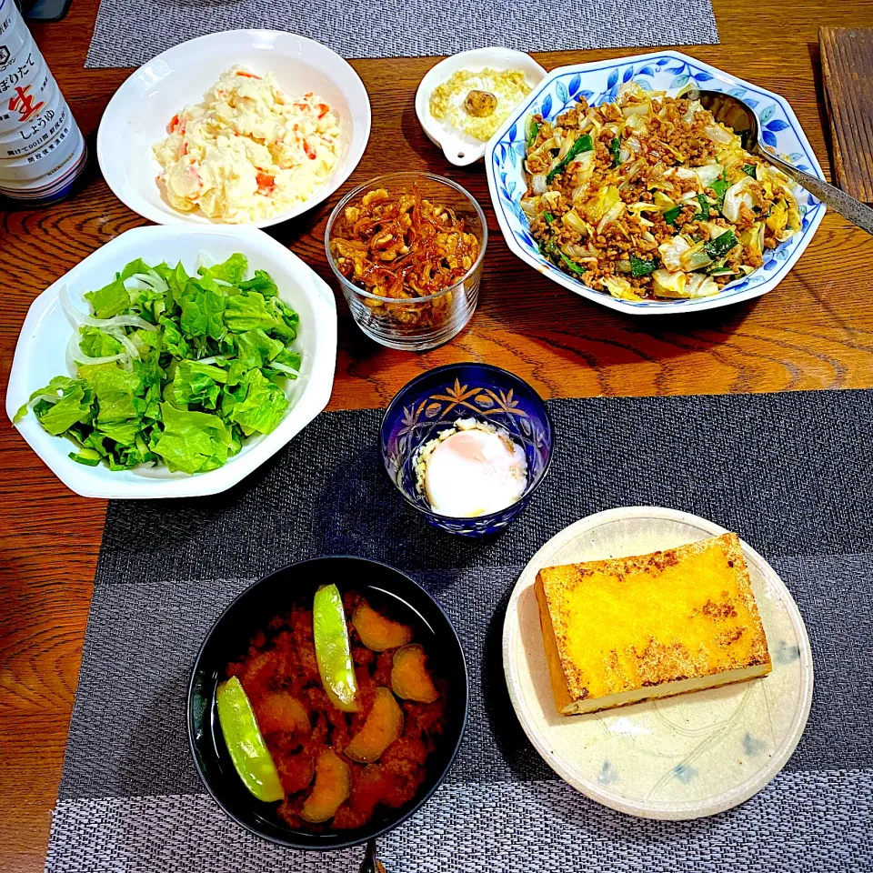 Snapdishの料理写真:肉味噌キャベツ、厚揚げ素焼き、ポテトサラダ、温泉卵、味噌汁|yakinasuさん