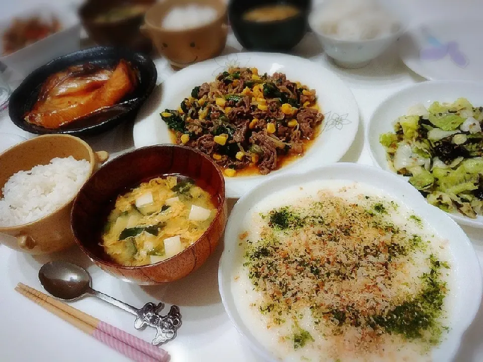 夕食(^ー^)
牛肉と野菜の甘辛炒め(ほうれん草、もやし、コーン)
煮魚(カンパチ)
レタスとのりフレークのゴマドレッシングあえ
とろろ
きんぴらごぼう
お味噌汁(ニラ、卵、豆腐)|プリン☆さん