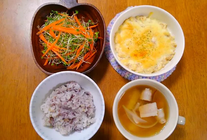 ３月１２日　豆腐とツナのグラタン　サラダ　玉ねぎとさつまいもとベーコンのコンソメスープ|いもこ。さん