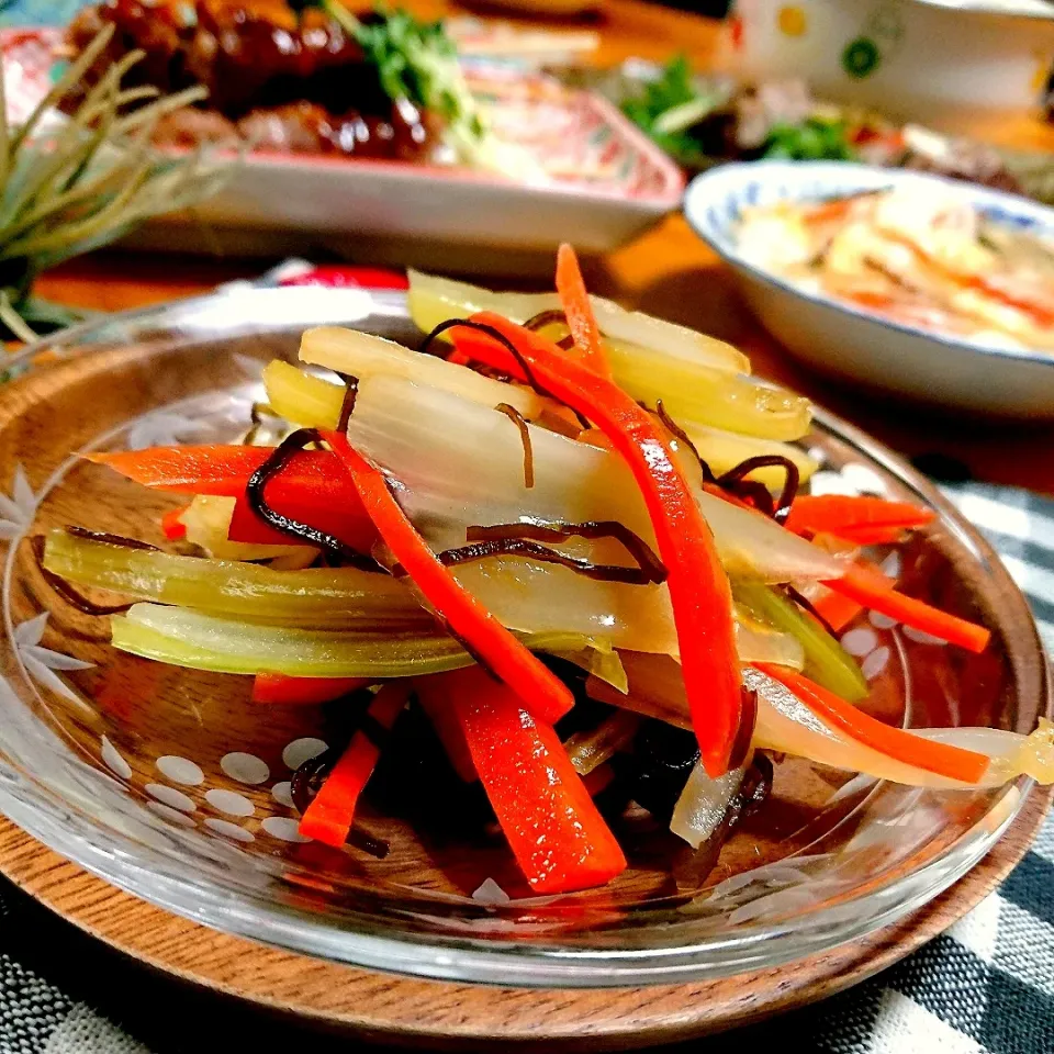 Snapdishの料理写真:Manami Fugikawaさんの料理 簡単‼︎美味し！セロリと人参の塩昆布和え☆|とまと🍅さん