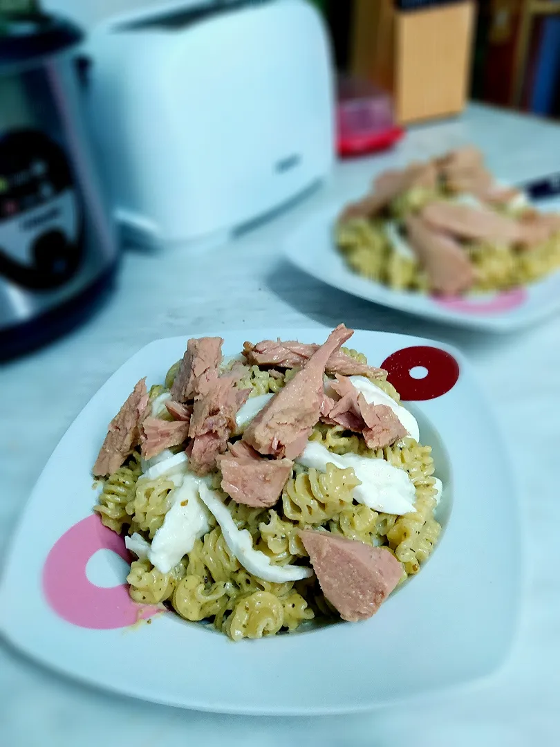 Snapdishの料理写真:Tuna & Mozzarella green pesto pasta|Bethさん