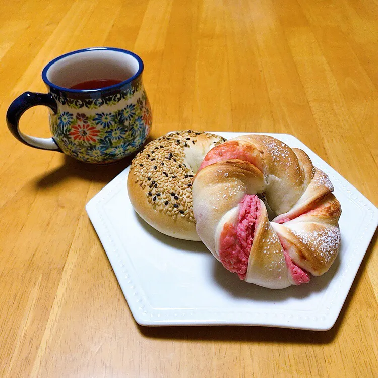 ラズベリーのクリームチーズとセサミ🥯|ちゃみこさん