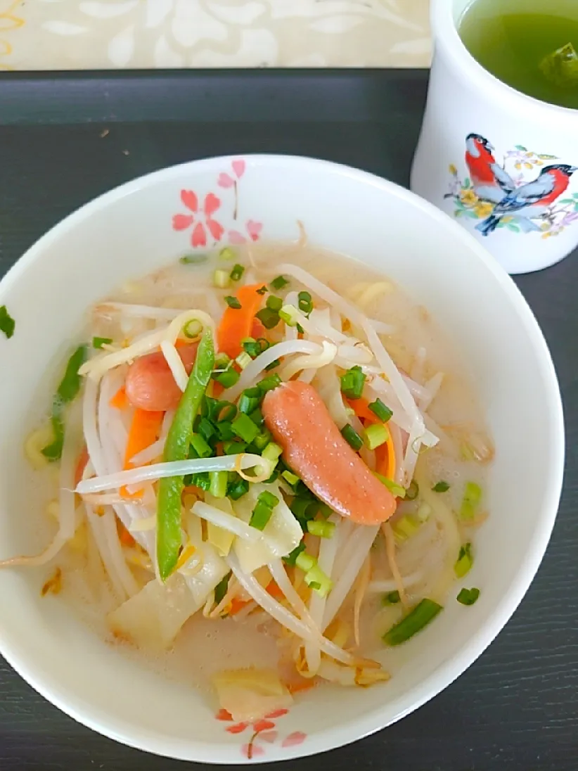 お昼はちゃんぽん麺にしました🍜🍥
会社へはしばらく行かないことになりました…|🍒ふみりん🍒さん