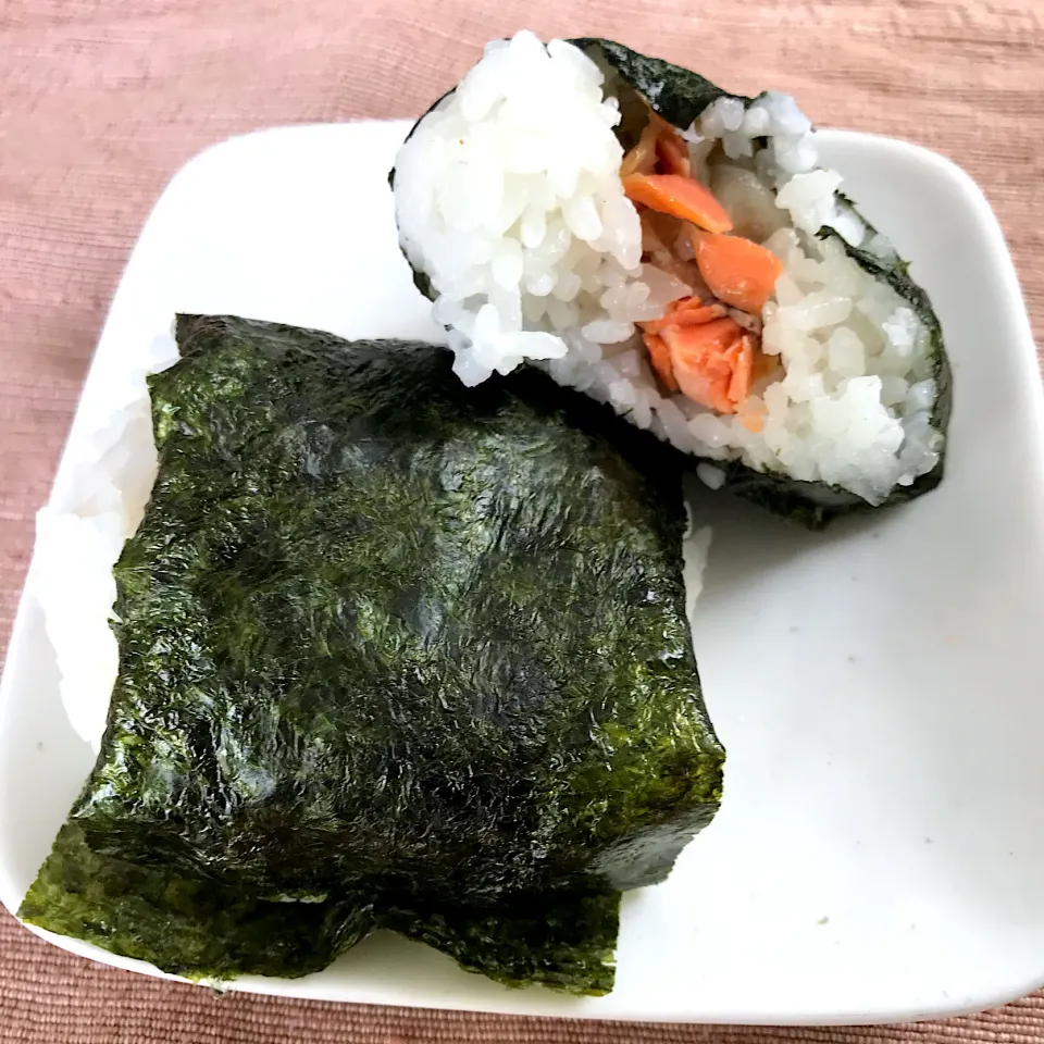 シャケのおにぎり🍙|純さん