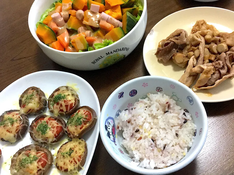 胡麻醤油だれ焼き肉、かぼちゃサラダ、しいたけのピザ風焼き|りかさん