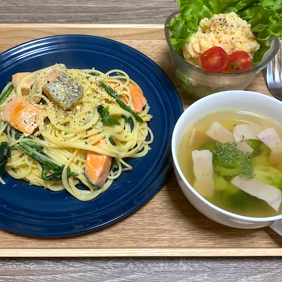 Snapdishの料理写真:ほうれん草と鮭のクリームパスタ ブロッコリーとベーコンのスープ タラモサラダ|m iさん