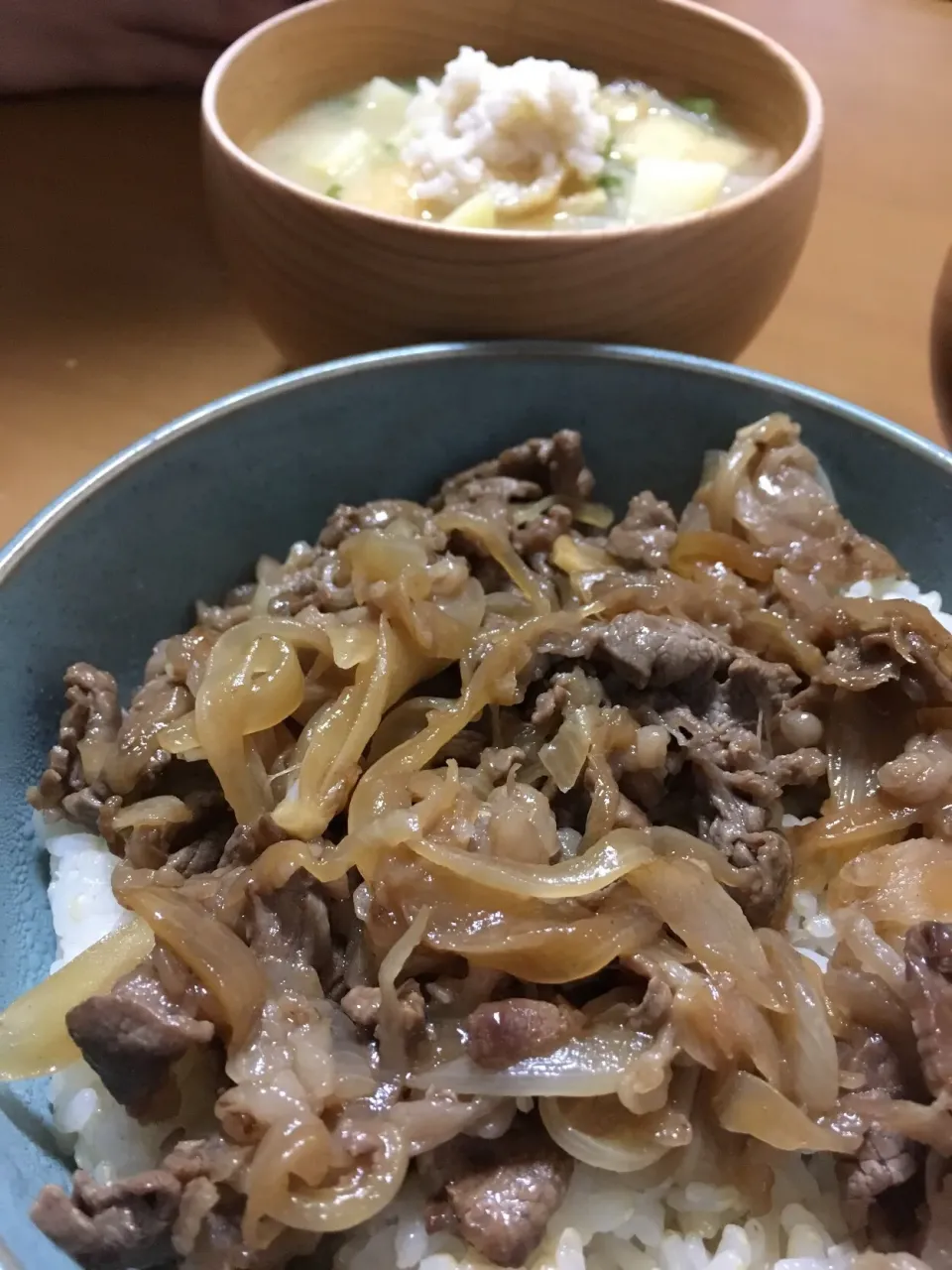 娘ちゃんが作ってくれた牛丼とジャガイモのお味噌汁😻美味しかった〜♡|さくたえさん