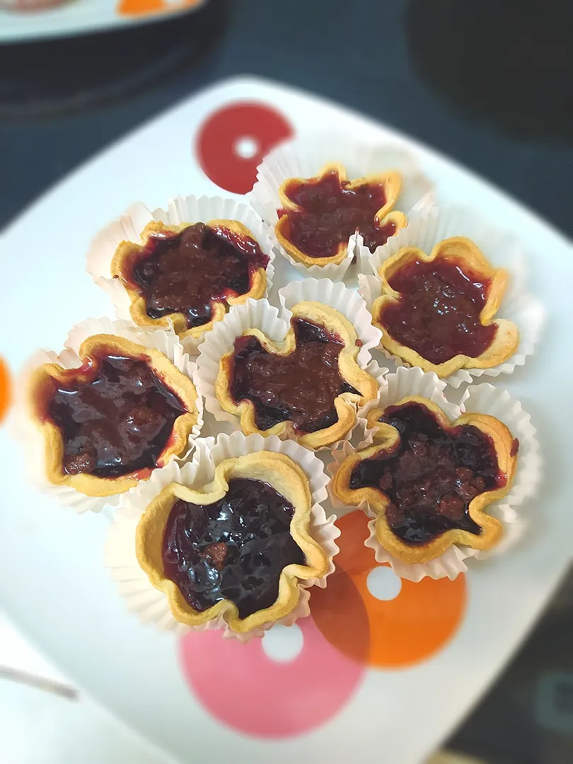 Snapdishの料理写真:Milk chocolate & Jam tarts|Bethさん