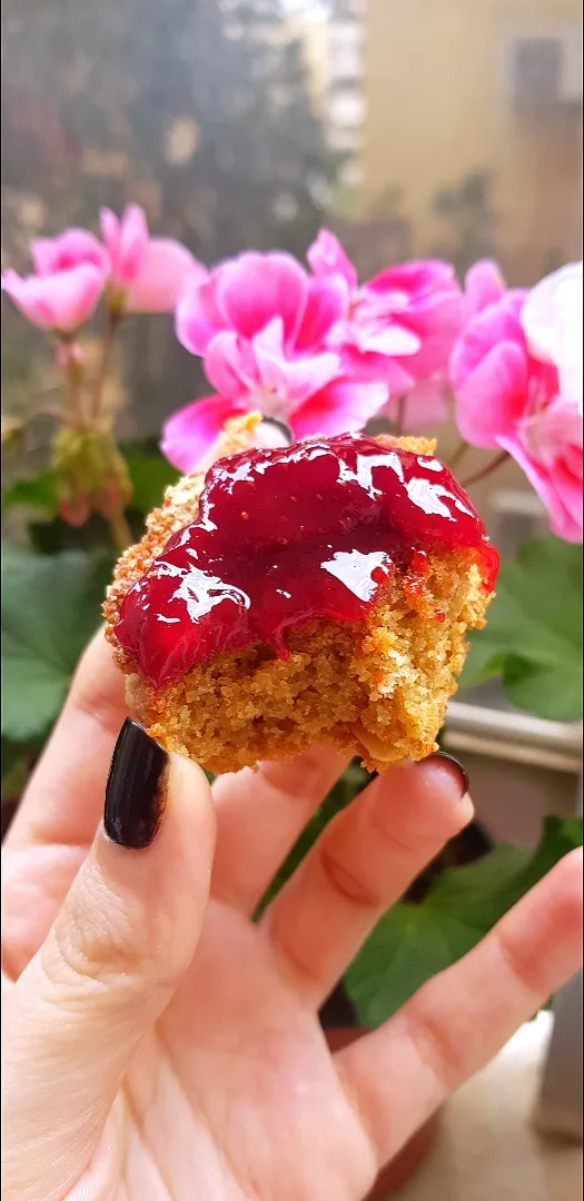 Snapdishの料理写真:strawberry jam with peanut butter cookies|Rimazohbiさん