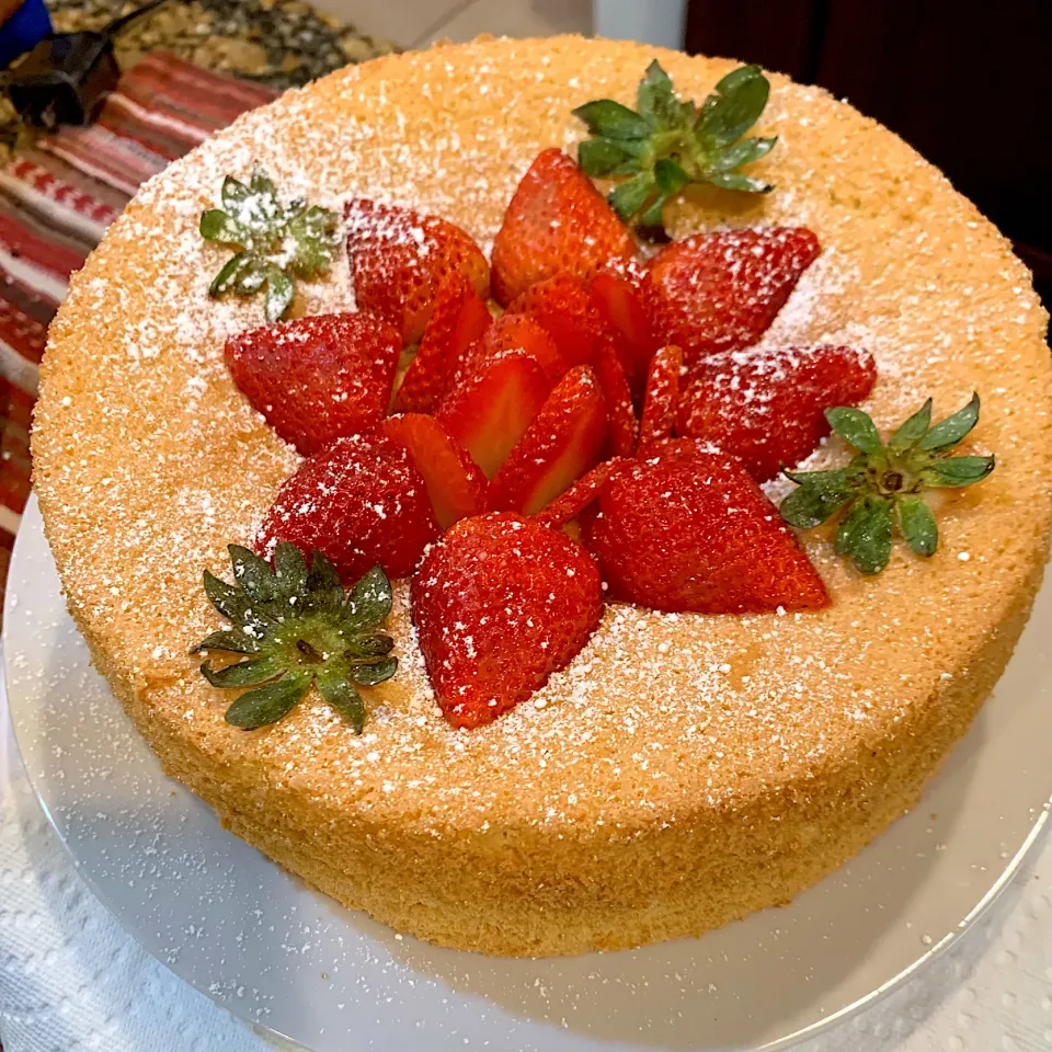 Simple made from scratch Strawberry 🍓 Sponge Cake 😋|Alma's Home Kitchenさん