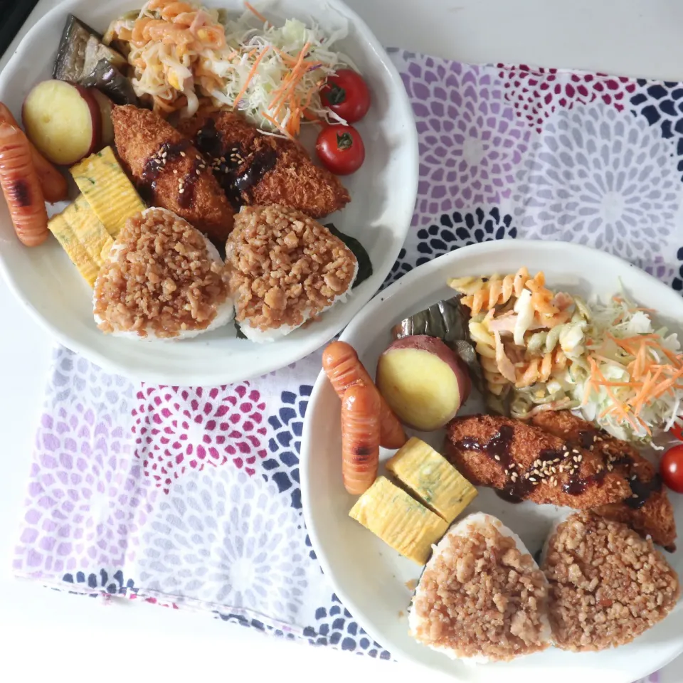 Snapdishの料理写真:中学生男子置きランチ27日目🍱鶏そぼろむすびと白身魚フライの茶弁😁|なかじー。さん