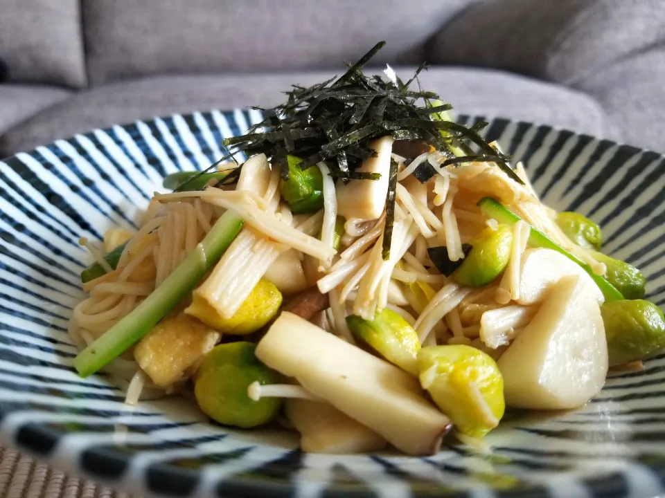 松茸のお吸い物で簡単♪芽キャベツ、エリンギ、えのき、アスパラに素麺を炒める(^^)/|しあるさん