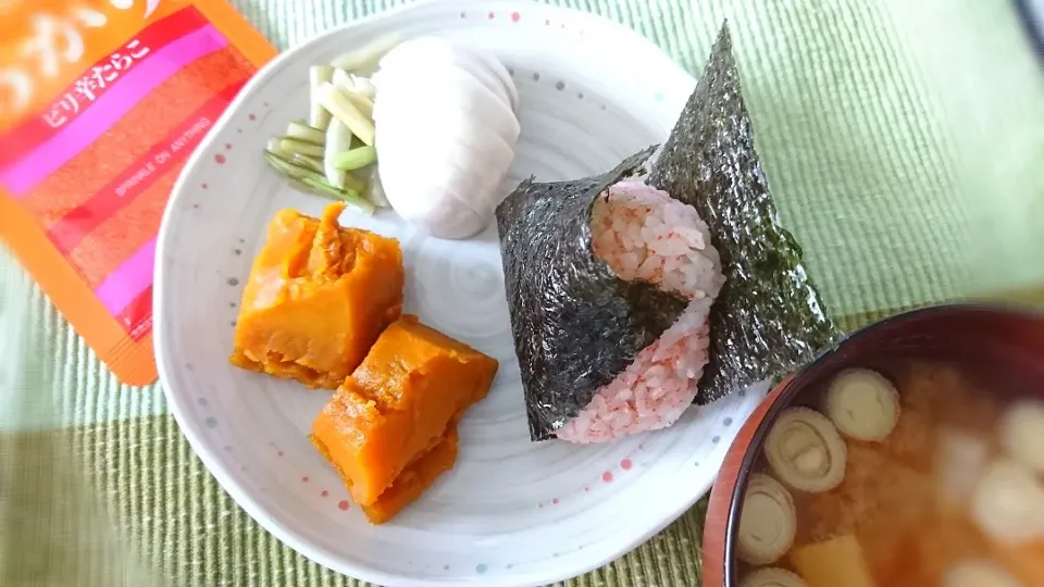 ★在宅ランチ★
☆あかりおにぎり(梅こんぶ入り)
☆カボチャの煮物
☆蕪の糠漬け
☆豆腐とネギのお味噌汁|☆Chieco☆さん