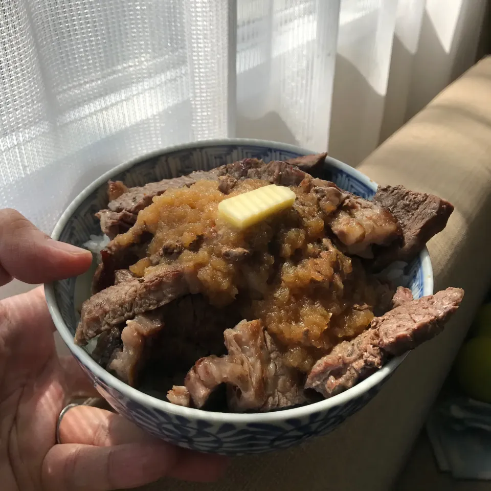 本日の在宅勤務ランチ、安売り肉のステーキ丼|Taketoshi Satoさん